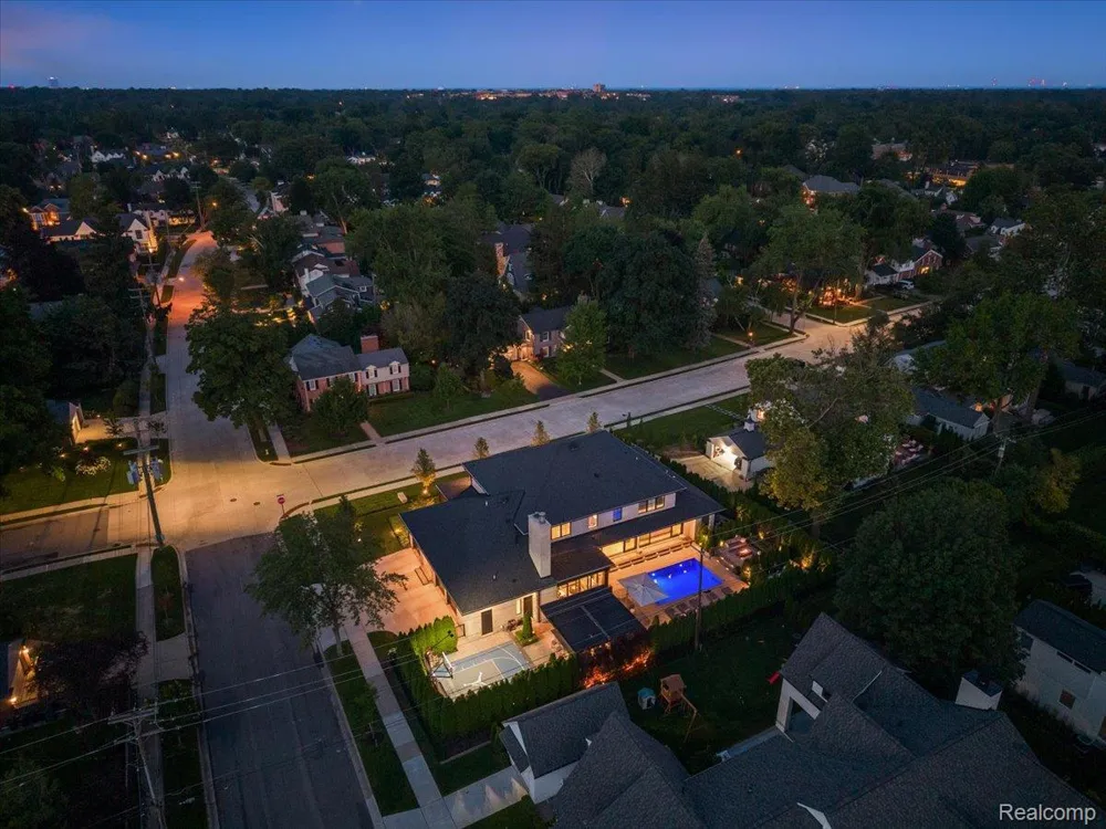 1099 Glenhurst Drive Birmingham City, MI 48009