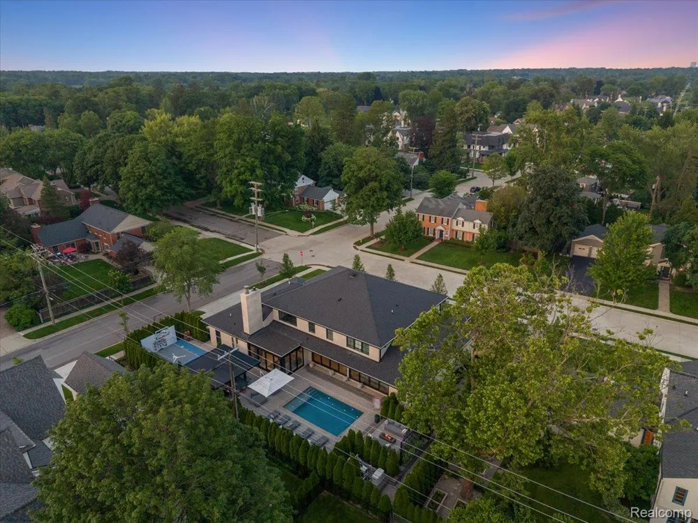 1099 Glenhurst Drive Birmingham City, MI 48009