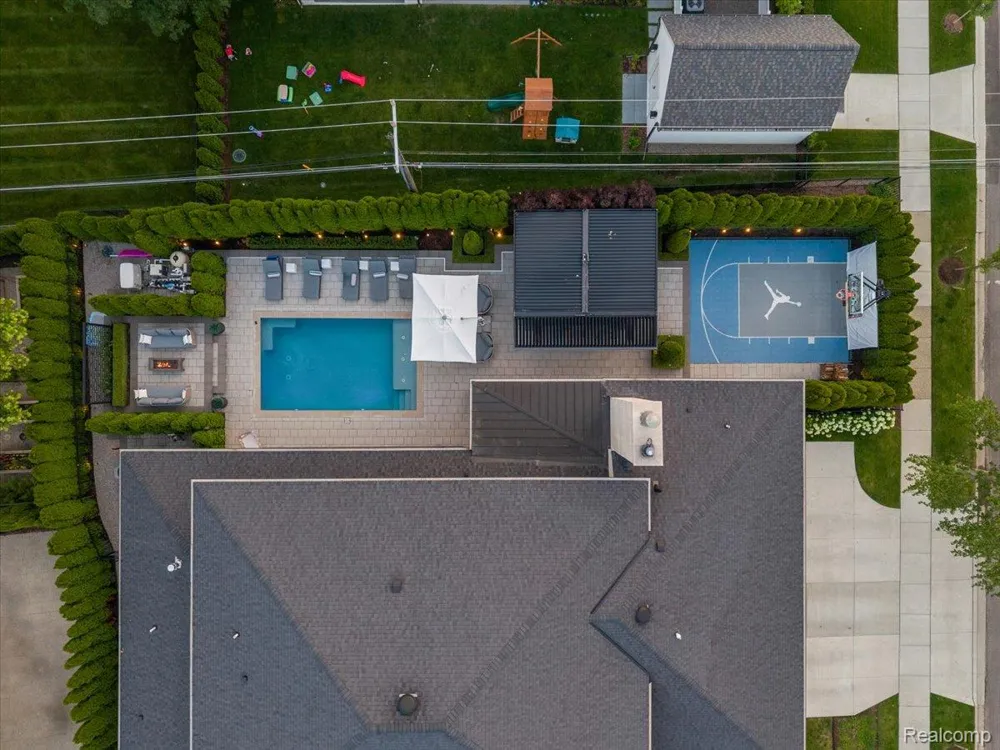 1099 Glenhurst Drive Birmingham City, MI 48009