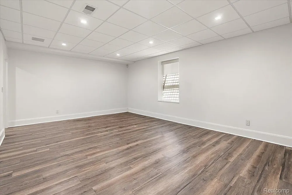 1099 Glenhurst Drive Birmingham City, MI 48009