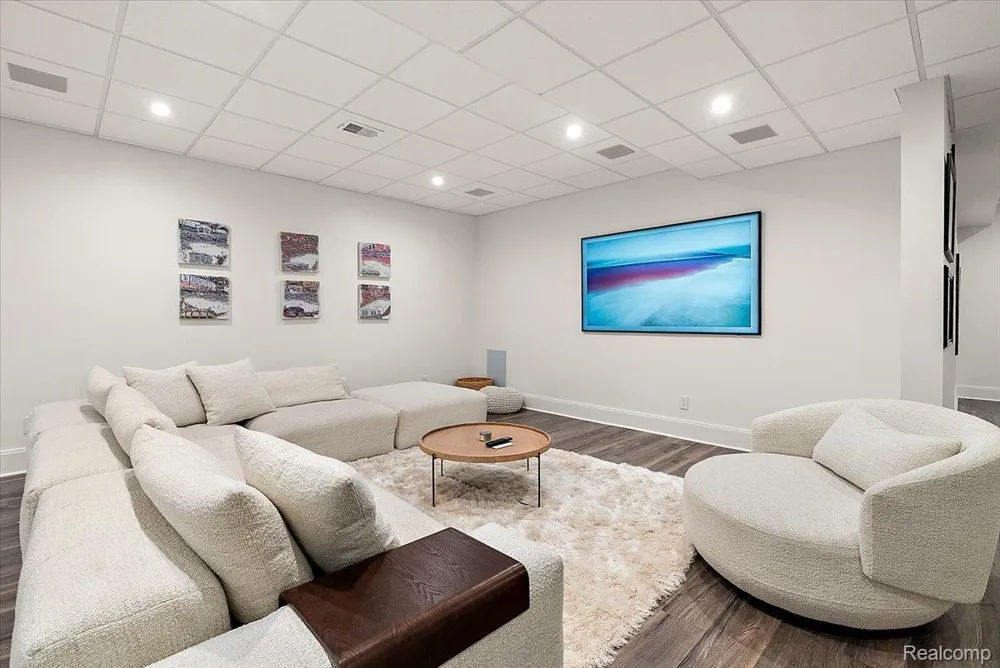1099 Glenhurst Drive Birmingham City, MI 48009