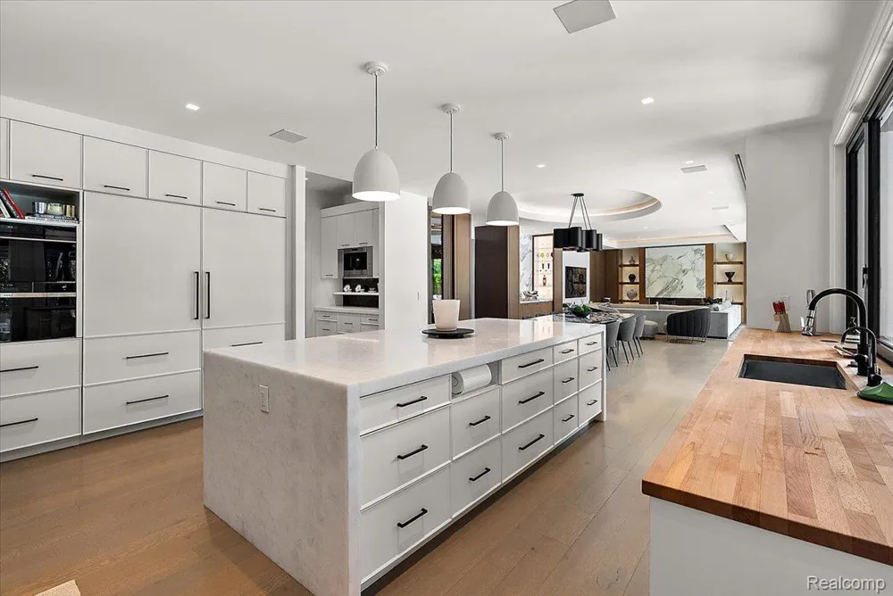 1099 Glenhurst Drive Birmingham City, MI 48009