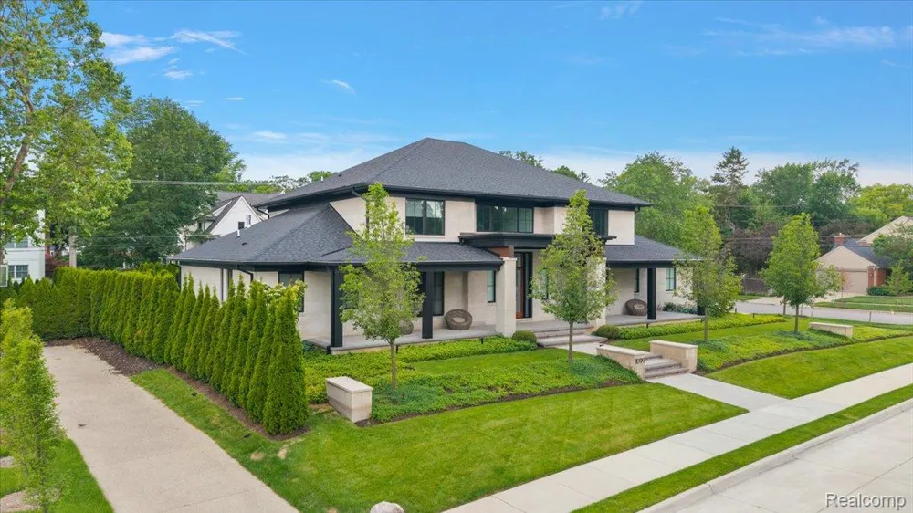 1099 Glenhurst Drive Birmingham City, MI 48009