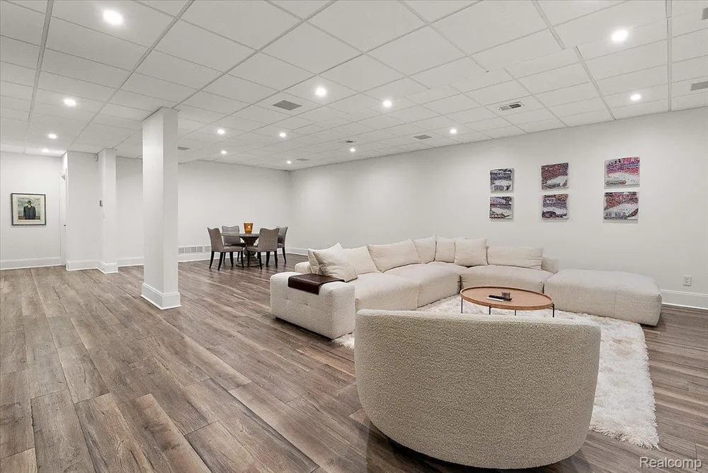 1099 Glenhurst Drive Birmingham City, MI 48009