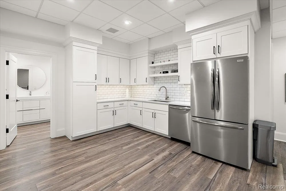 1099 Glenhurst Drive Birmingham City, MI 48009