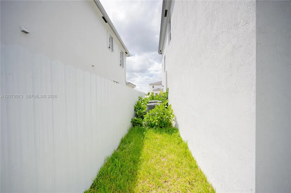 13609 SW 185th Ln Miami, FL 33177
