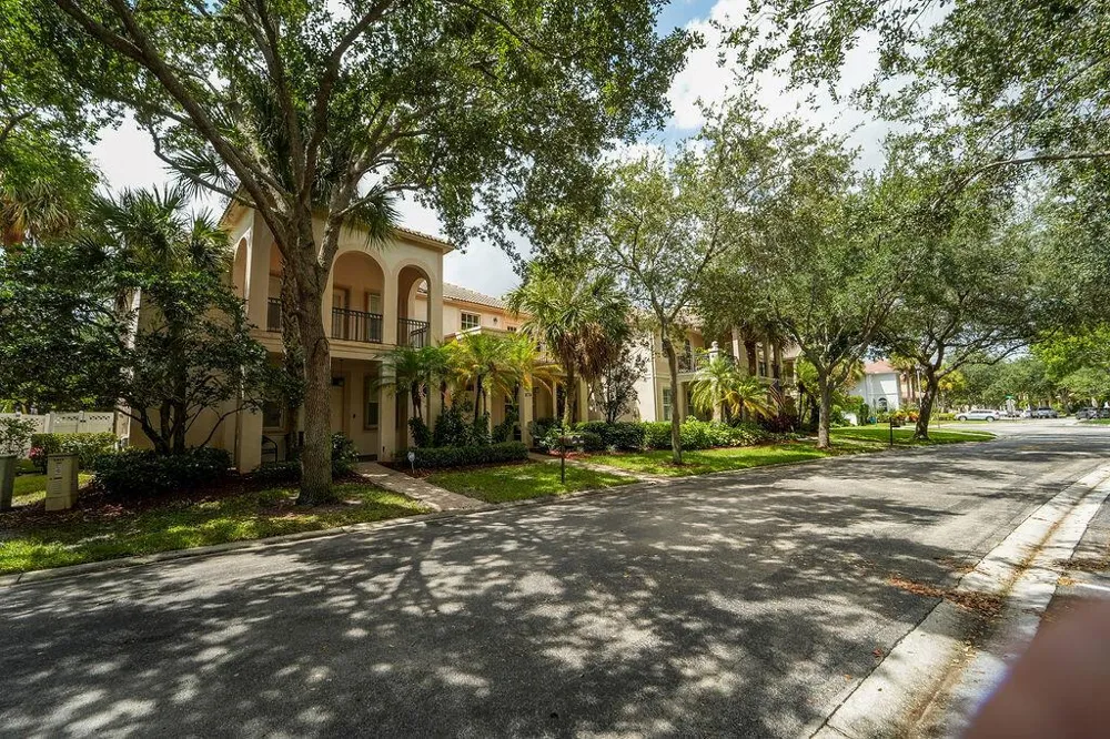 8074 MURANO CIRCLE Palm Beach Gardens, FL 33418