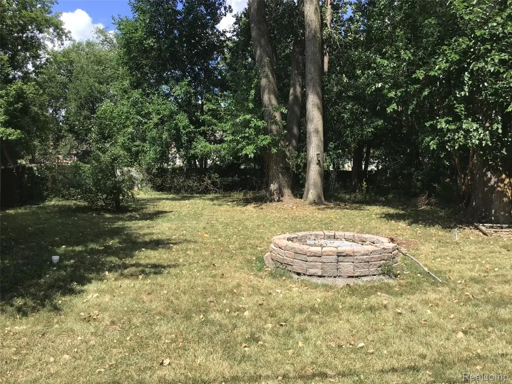 6063 Catalpa Avenue Sterling Heights City, MI 48314