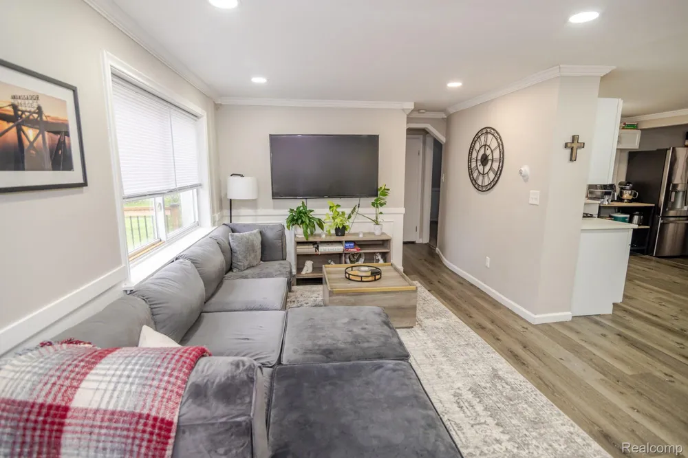 6063 Catalpa Avenue Sterling Heights City, MI 48314