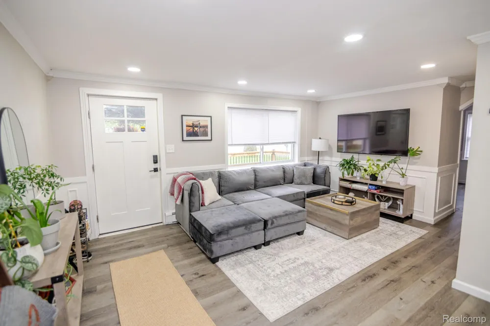 6063 Catalpa Avenue Sterling Heights City, MI 48314