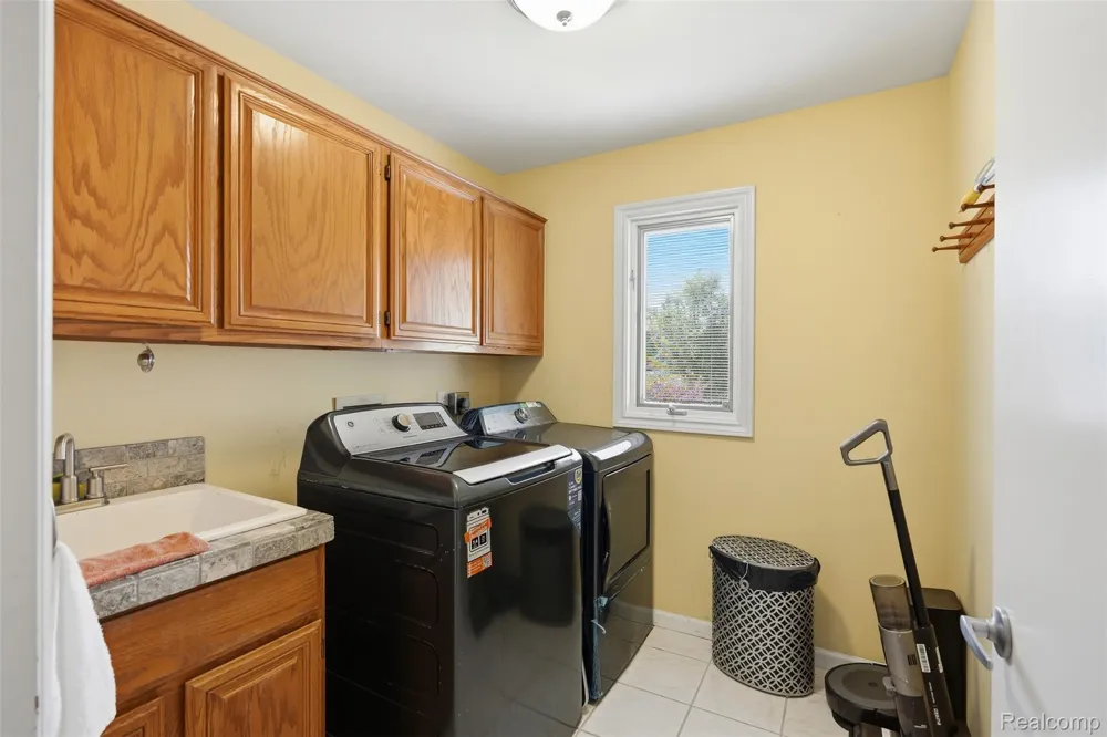 6786 Jasmine Dr Drive Troy City, MI 48098