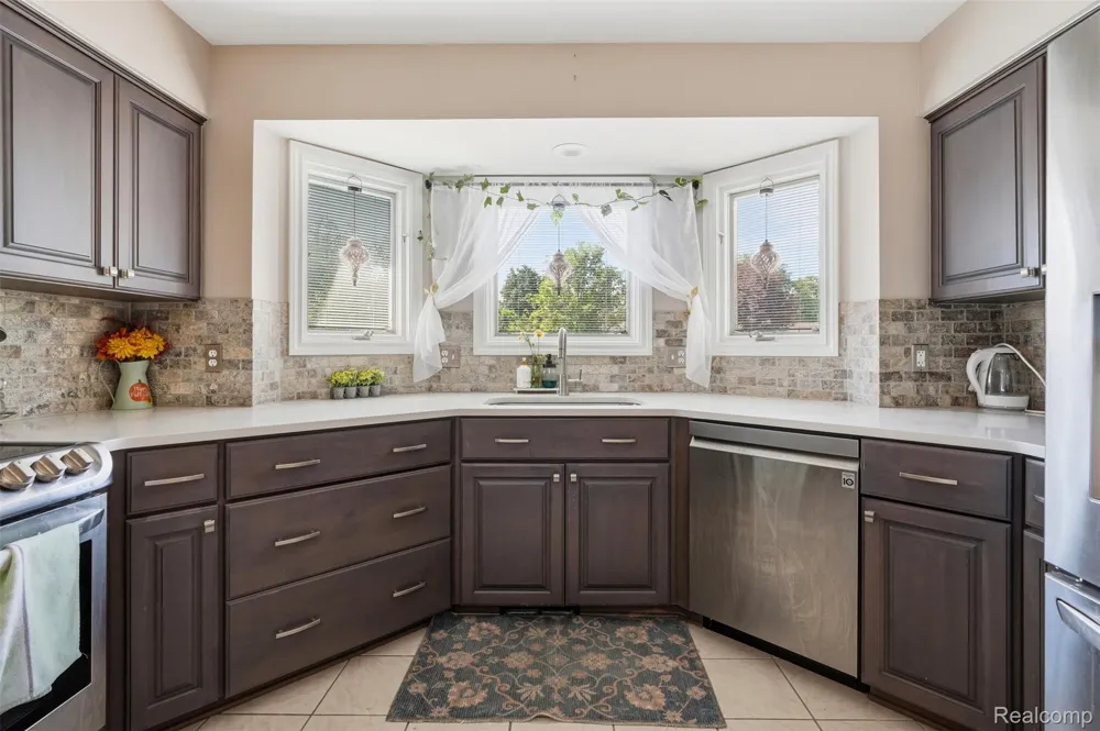 6786 Jasmine Dr Drive Troy City, MI 48098