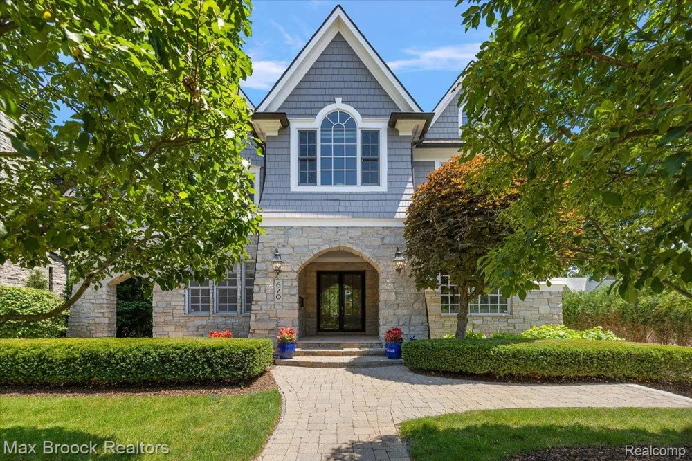 620 Lakeside Drive Birmingham City, MI 48009
