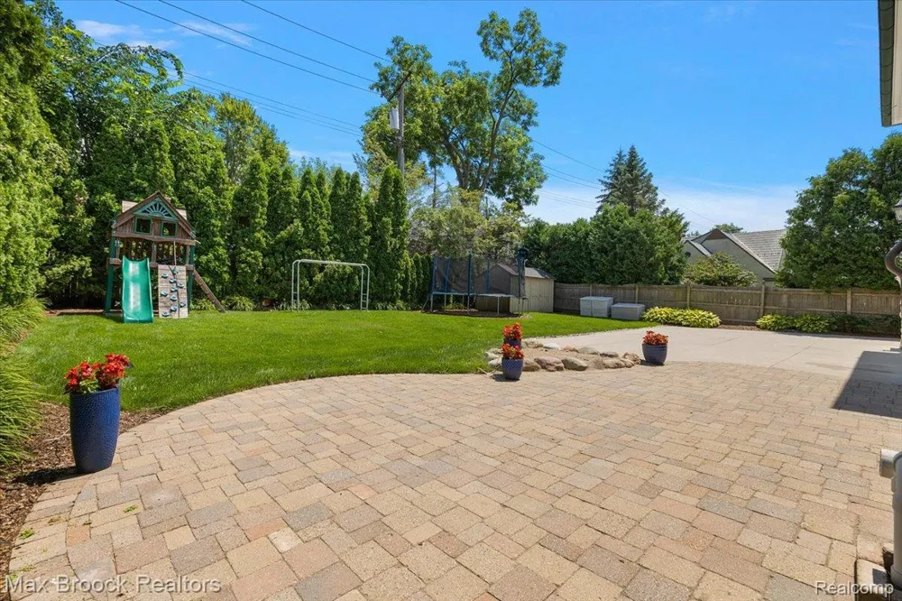 620 Lakeside Drive Birmingham City, MI 48009