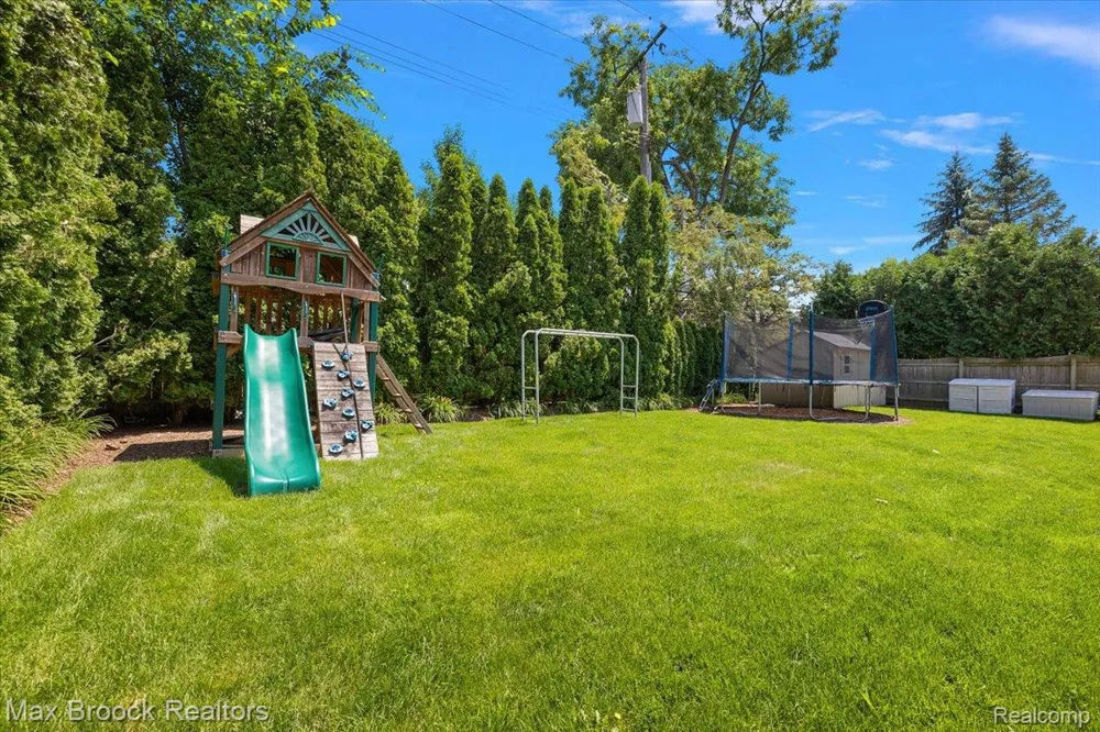 620 Lakeside Drive Birmingham City, MI 48009