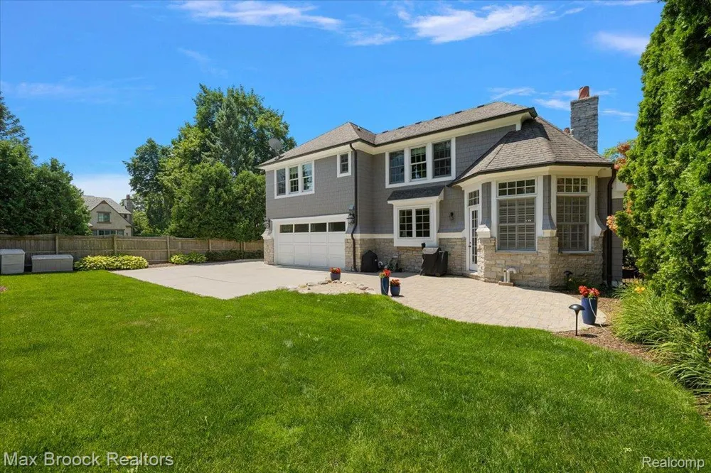 620 Lakeside Drive Birmingham City, MI 48009