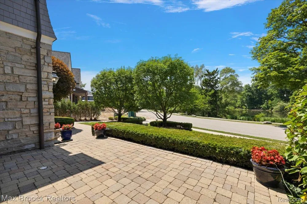 620 Lakeside Drive Birmingham City, MI 48009