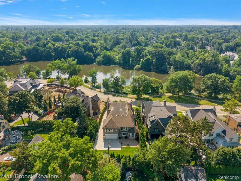 620 Lakeside Drive Birmingham City, MI 48009