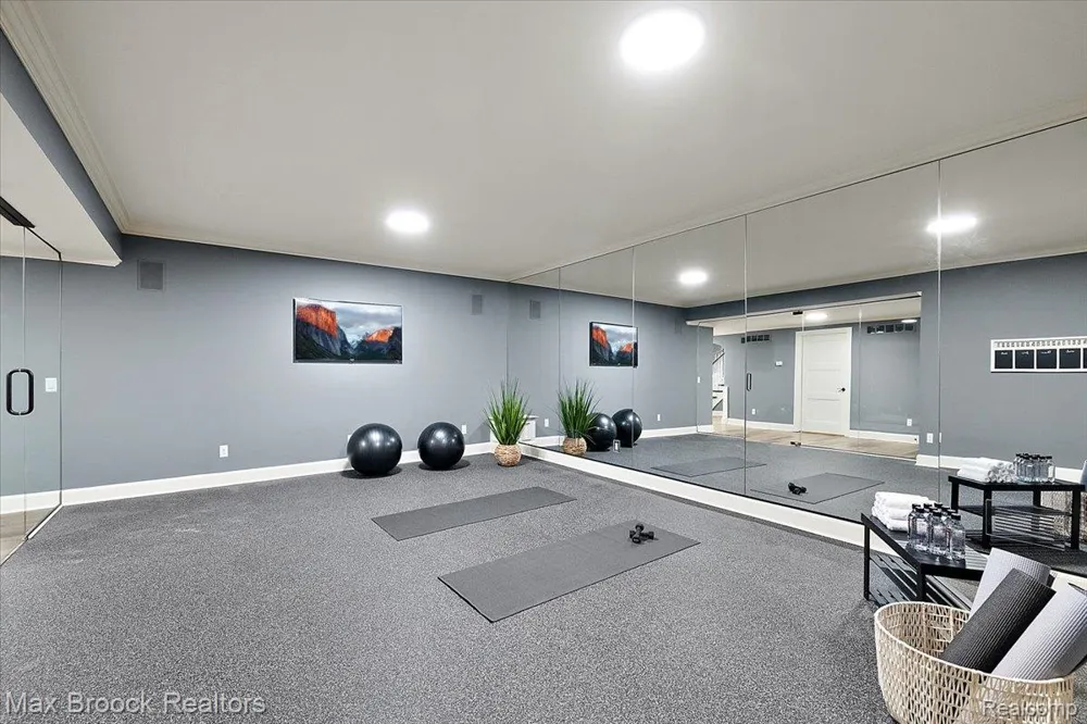 620 Lakeside Drive Birmingham City, MI 48009