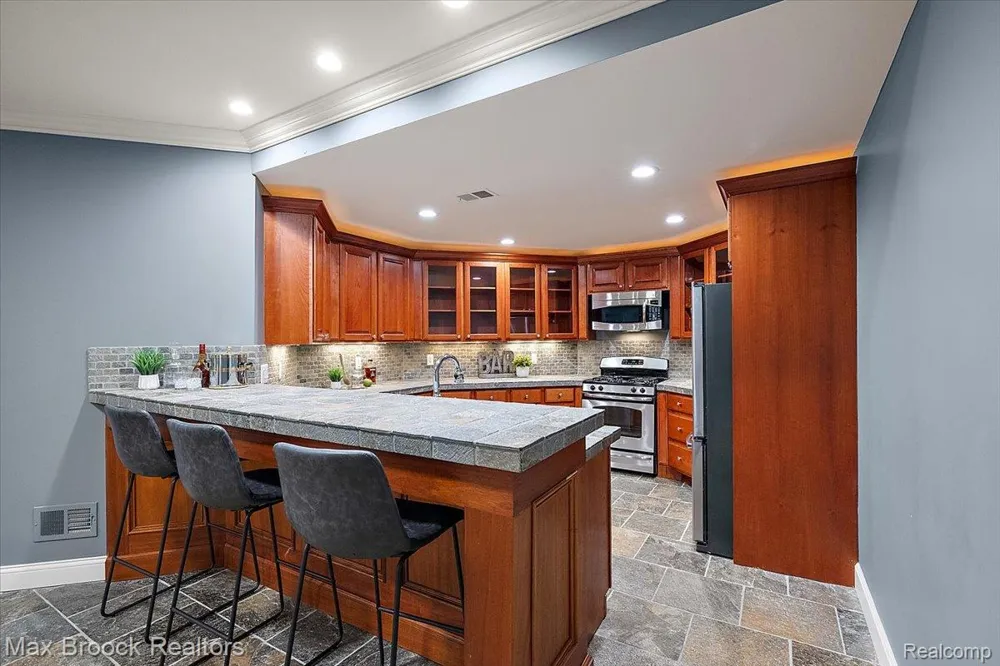 620 Lakeside Drive Birmingham City, MI 48009