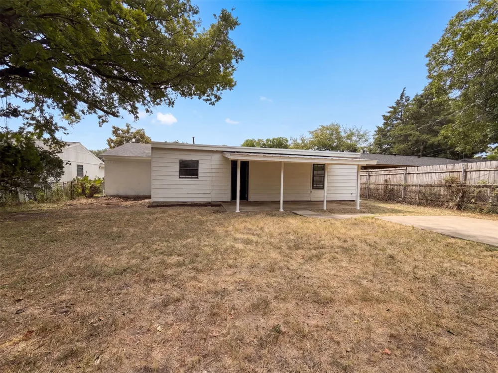 330 E Coral Way Grand Prairie, TX 75051