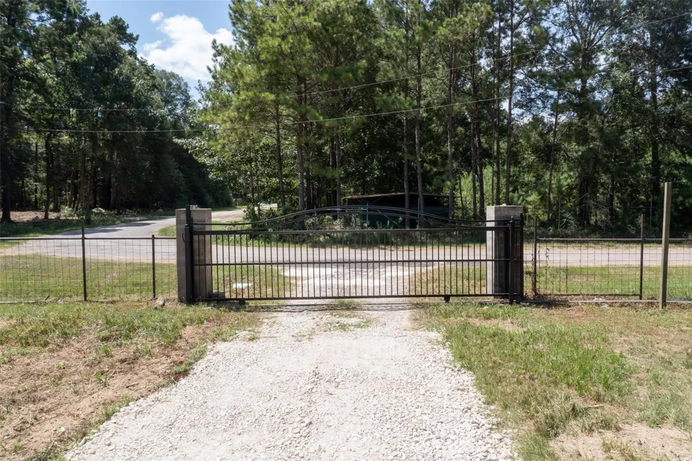 1906 County Road 3434 Cleveland, TX 77327