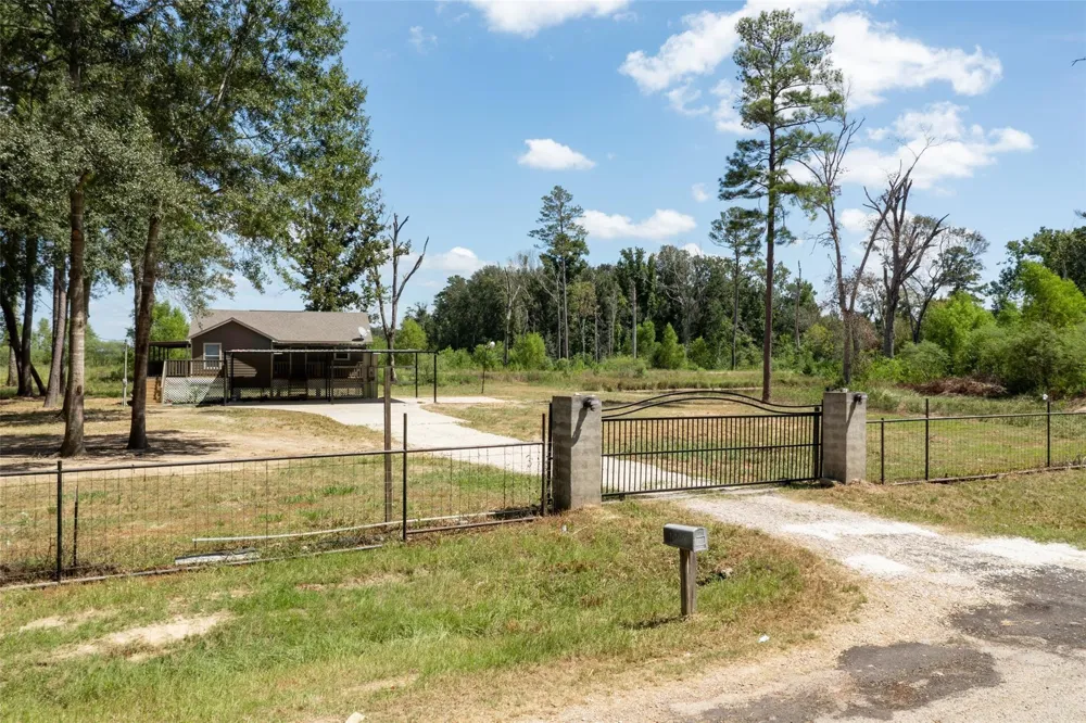 1906 County Road 3434 Cleveland, TX 77327