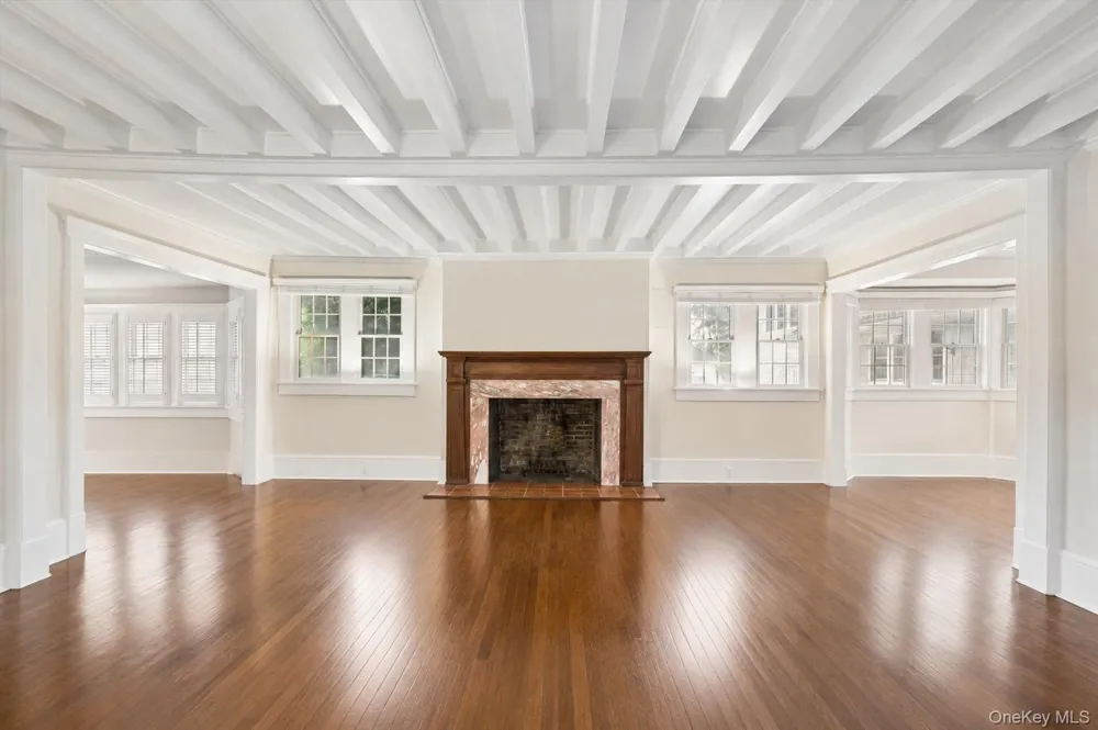 21 Seafield Lane Westhampton Beach, NY 11978