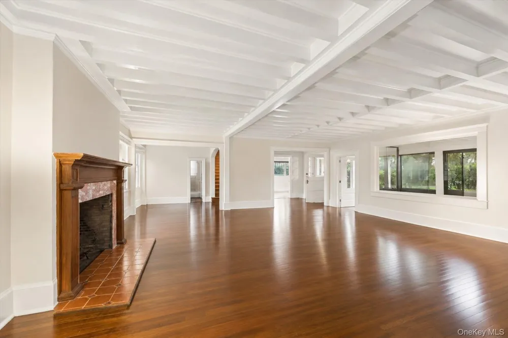21 Seafield Lane Westhampton Beach, NY 11978