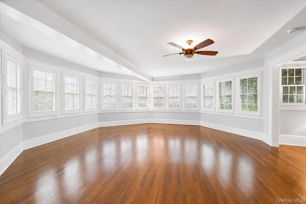 21 Seafield Lane Westhampton Beach, NY 11978