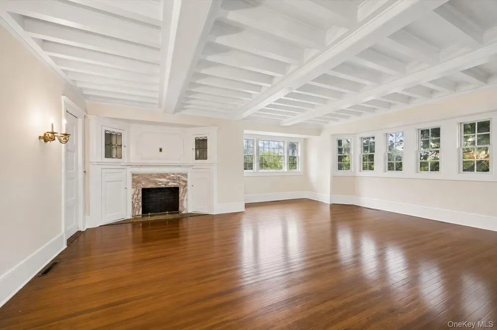 21 Seafield Lane Westhampton Beach, NY 11978