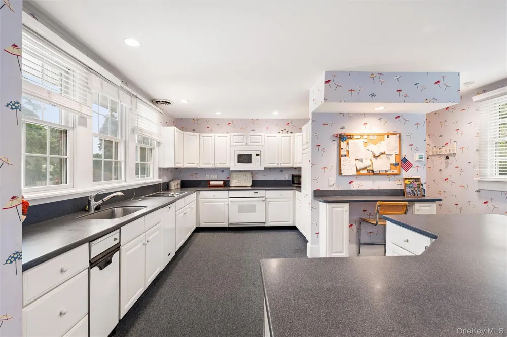 21 Seafield Lane Westhampton Beach, NY 11978