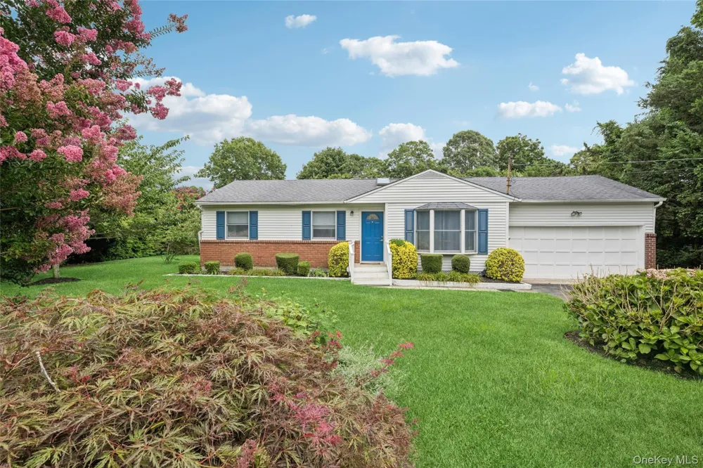 59 Homewood Drive Hampton Bays, NY 11946