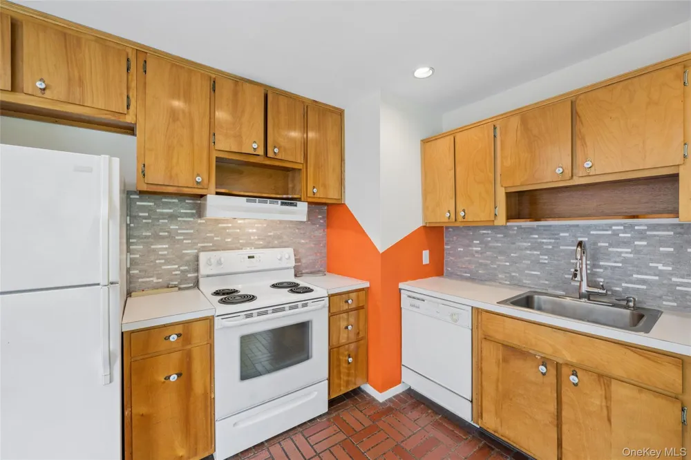 59 Homewood Drive Hampton Bays, NY 11946