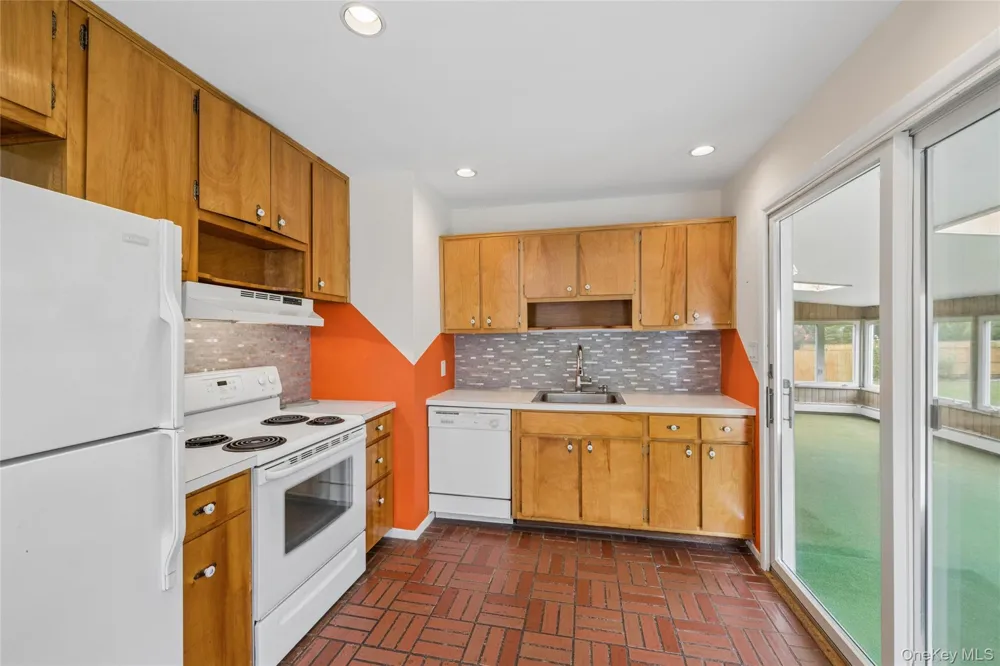 59 Homewood Drive Hampton Bays, NY 11946