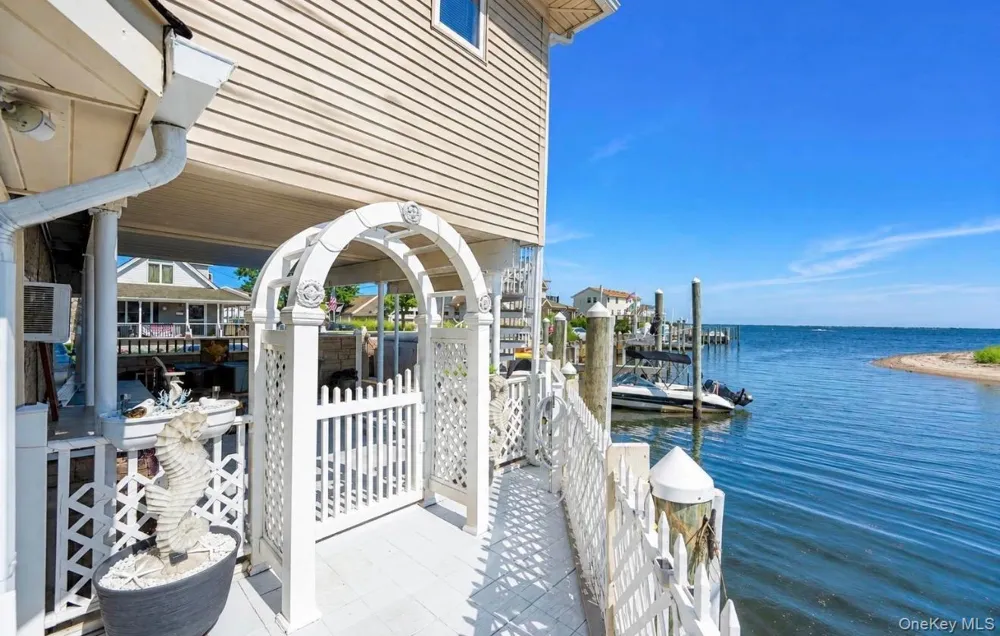 959 S 5th Street Lindenhurst, NY 11757