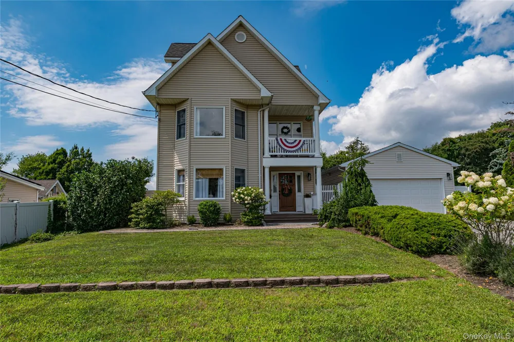 406 Vanderbilt Boulevard Oakdale, NY 11769