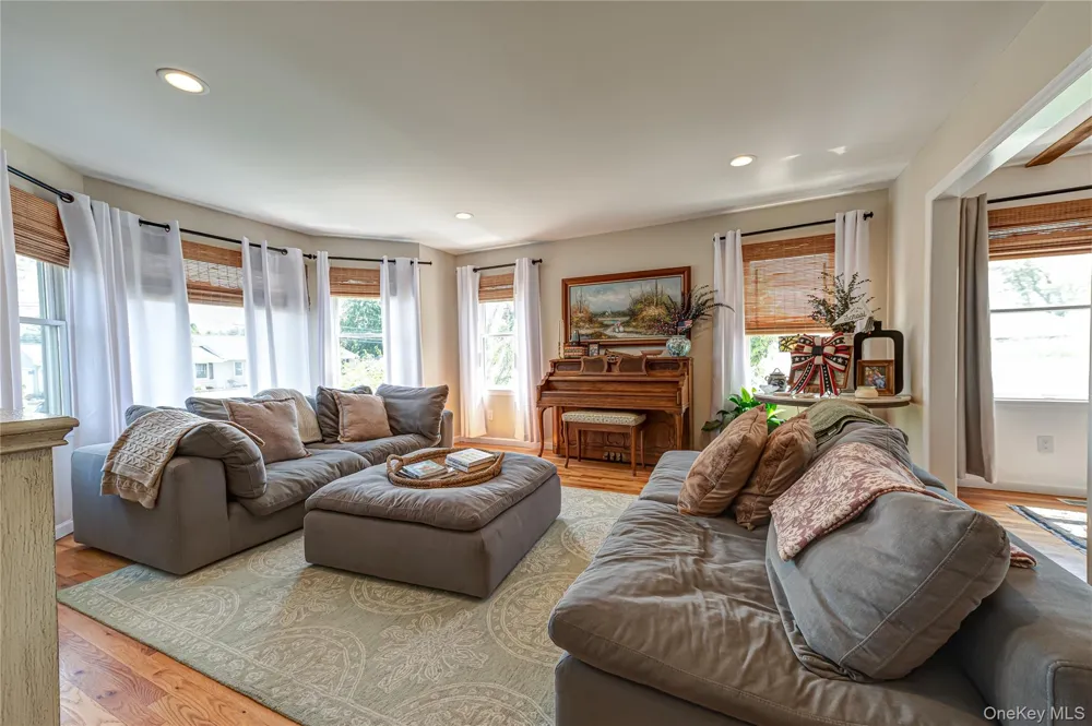 406 Vanderbilt Boulevard Oakdale, NY 11769