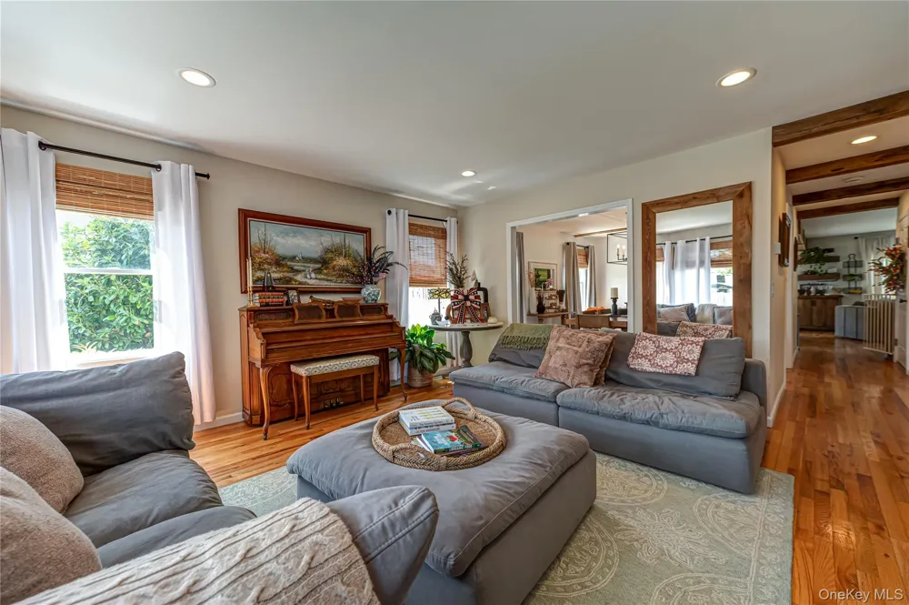 406 Vanderbilt Boulevard Oakdale, NY 11769