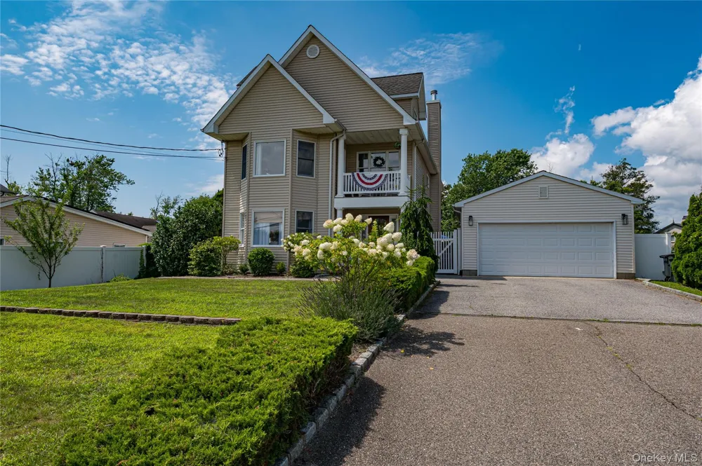 406 Vanderbilt Boulevard Oakdale, NY 11769