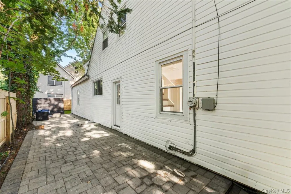 19 Gilchrest Road Great Neck, NY 11021