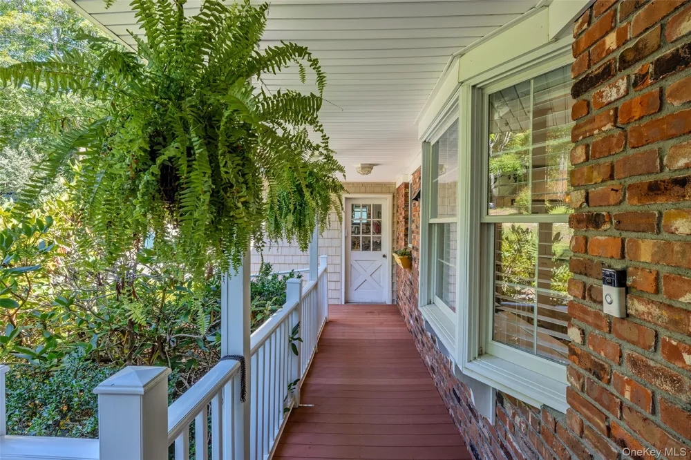 18 Beaver Lane W Westhampton, NY 11977