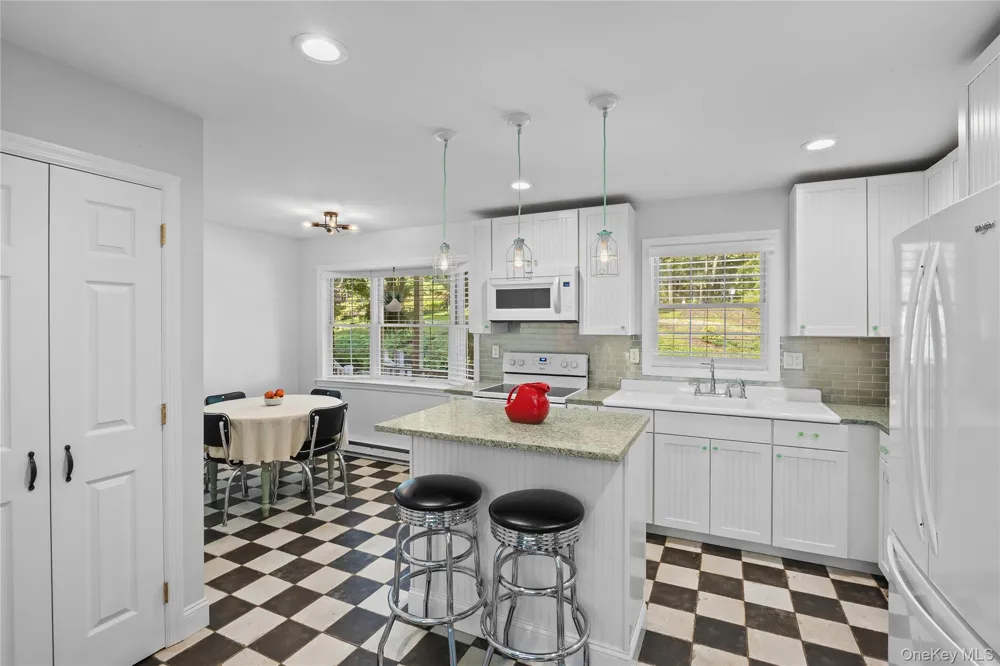 18 Beaver Lane W Westhampton, NY 11977