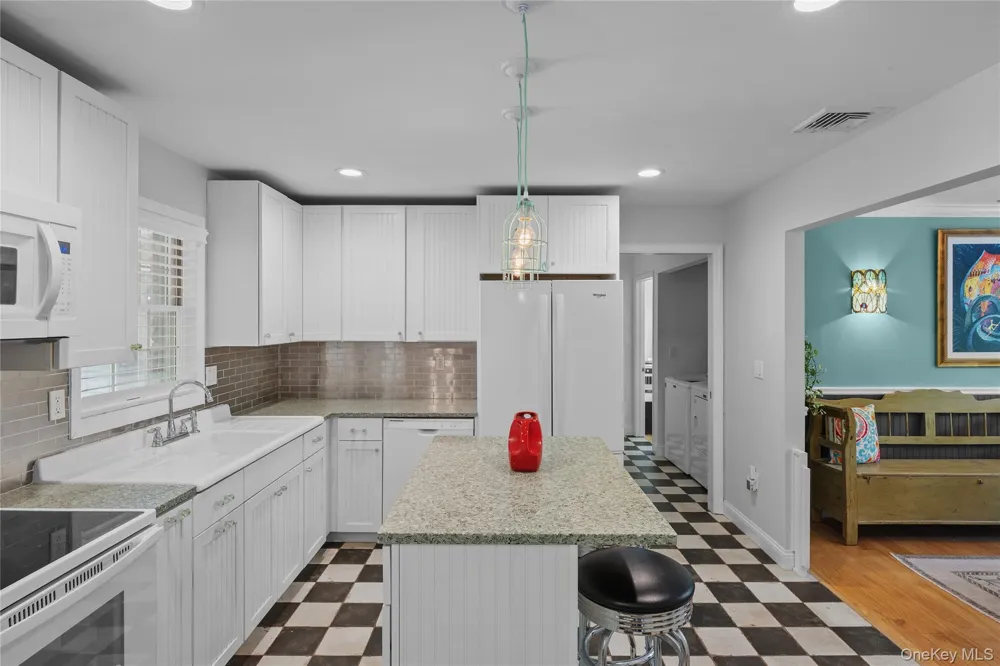 18 Beaver Lane W Westhampton, NY 11977