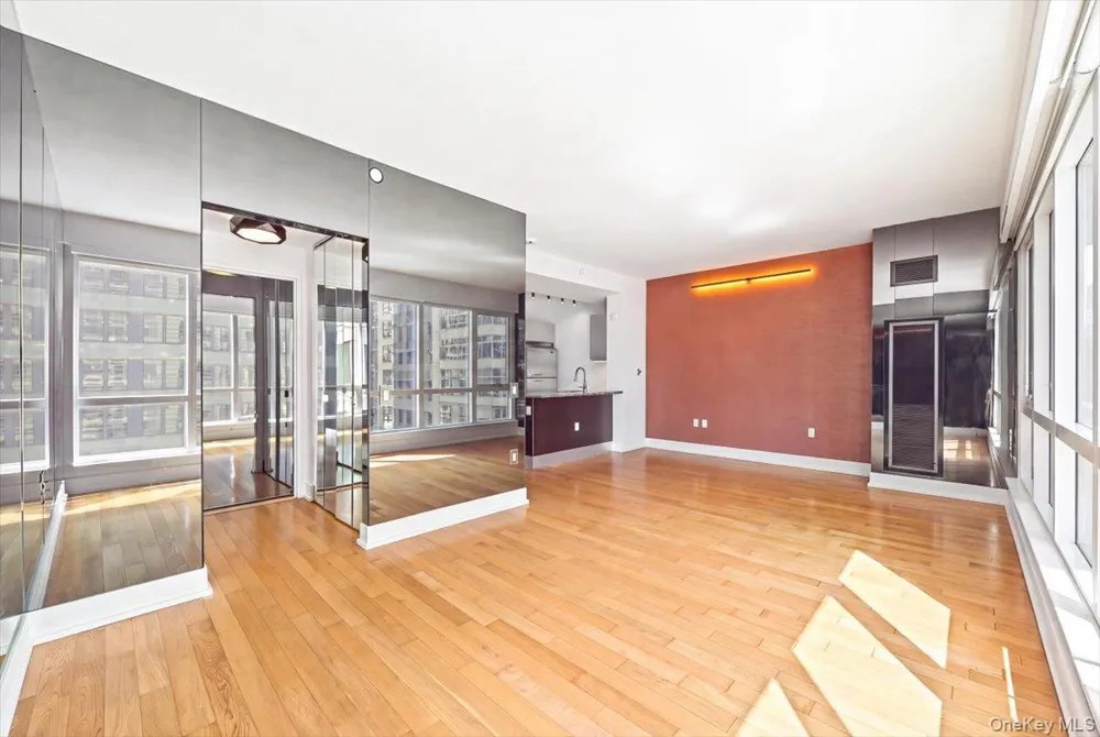 350 W 42nd Street #19I New York (Manhattan), NY 10036