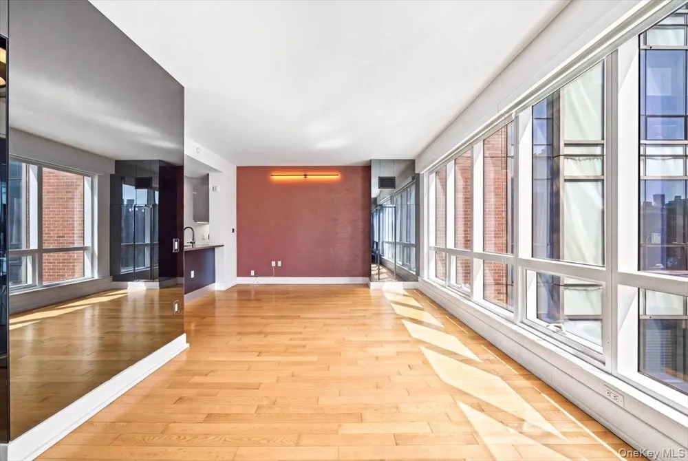 350 W 42nd Street #19I New York (Manhattan), NY 10036