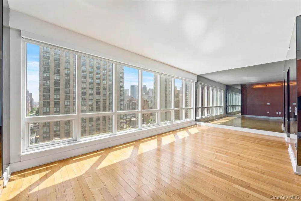 350 W 42nd Street #19I New York (Manhattan), NY 10036