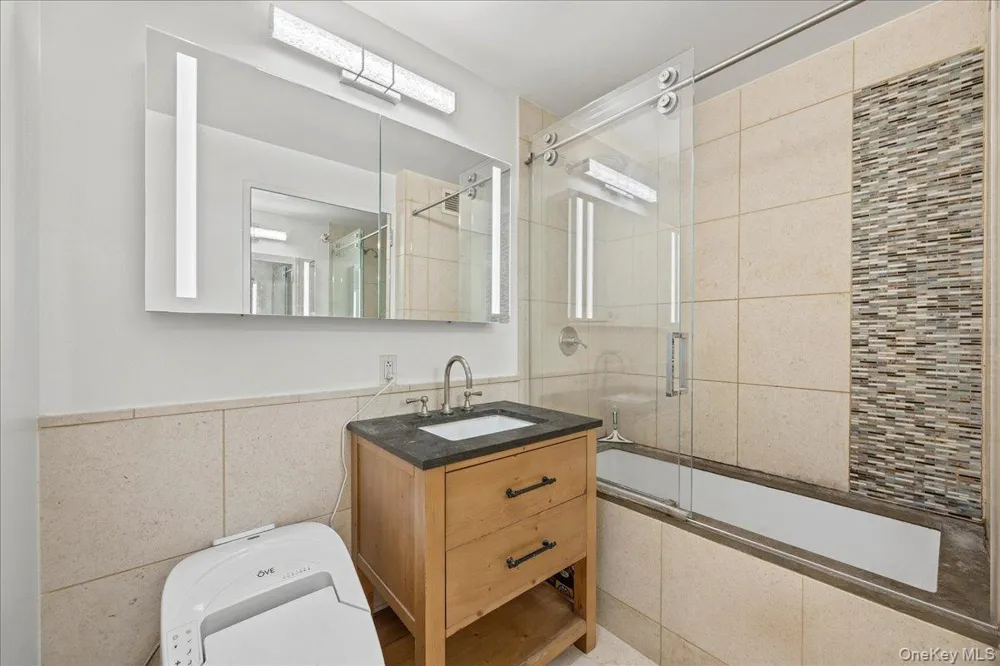 350 W 42nd Street #19I New York (Manhattan), NY 10036