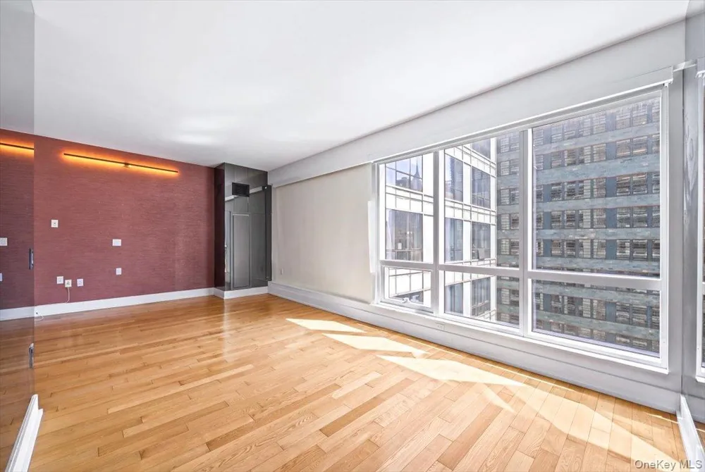350 W 42nd Street #19I New York (Manhattan), NY 10036