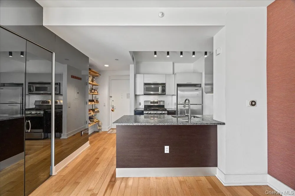 350 W 42nd Street #19I New York (Manhattan), NY 10036